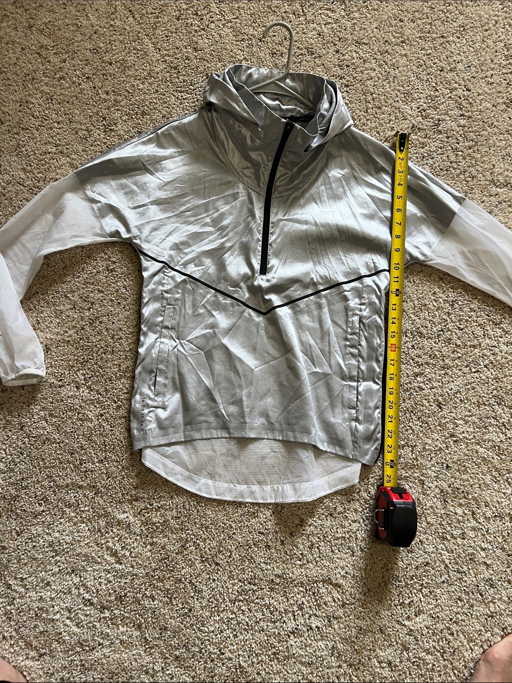 NIKE Lightweight tech pack Windrunner jacket Silver. Small